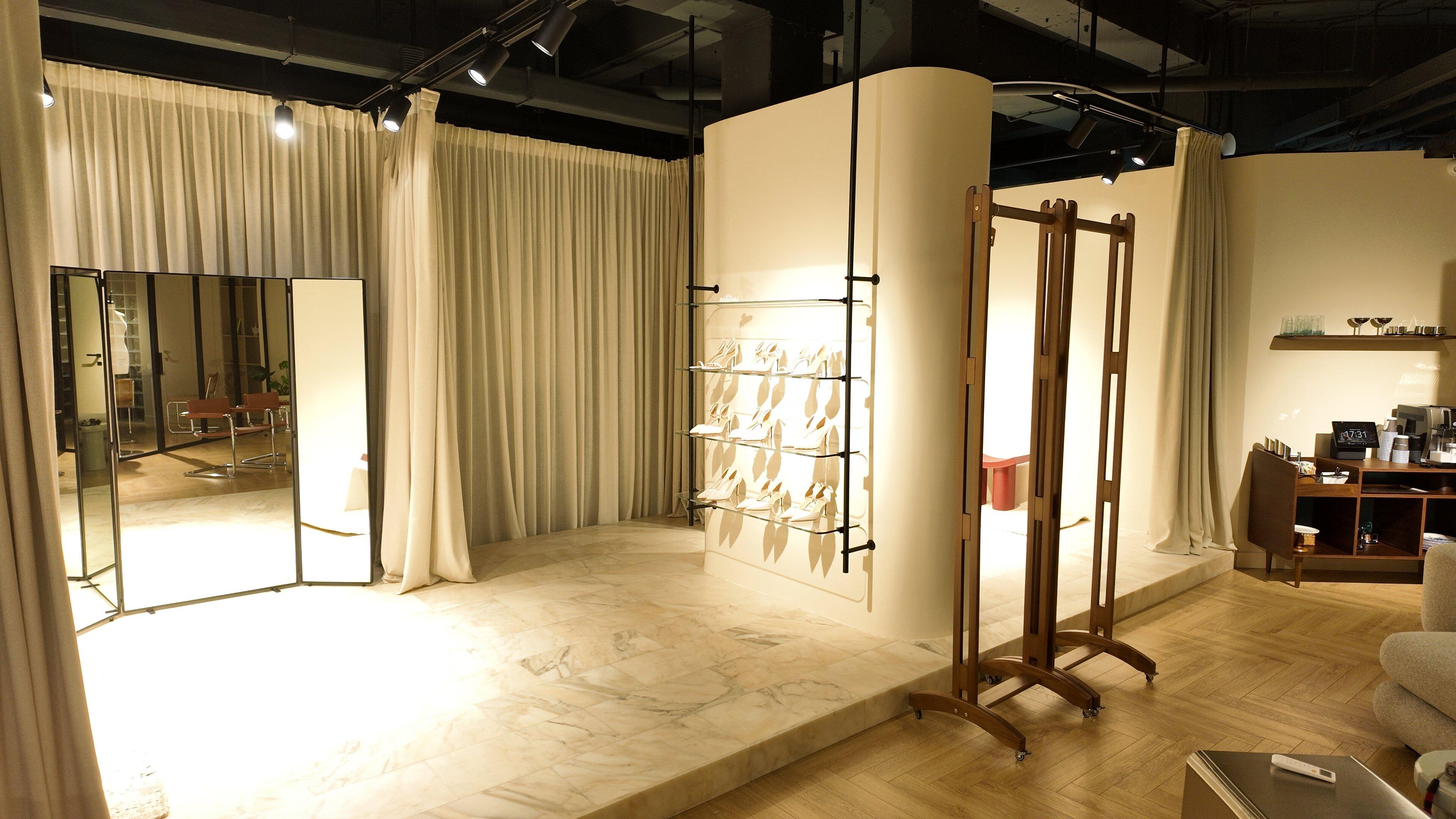 Интерьер ателье 9 ATELIER — примерочная с зеркалами в Краснодаре
